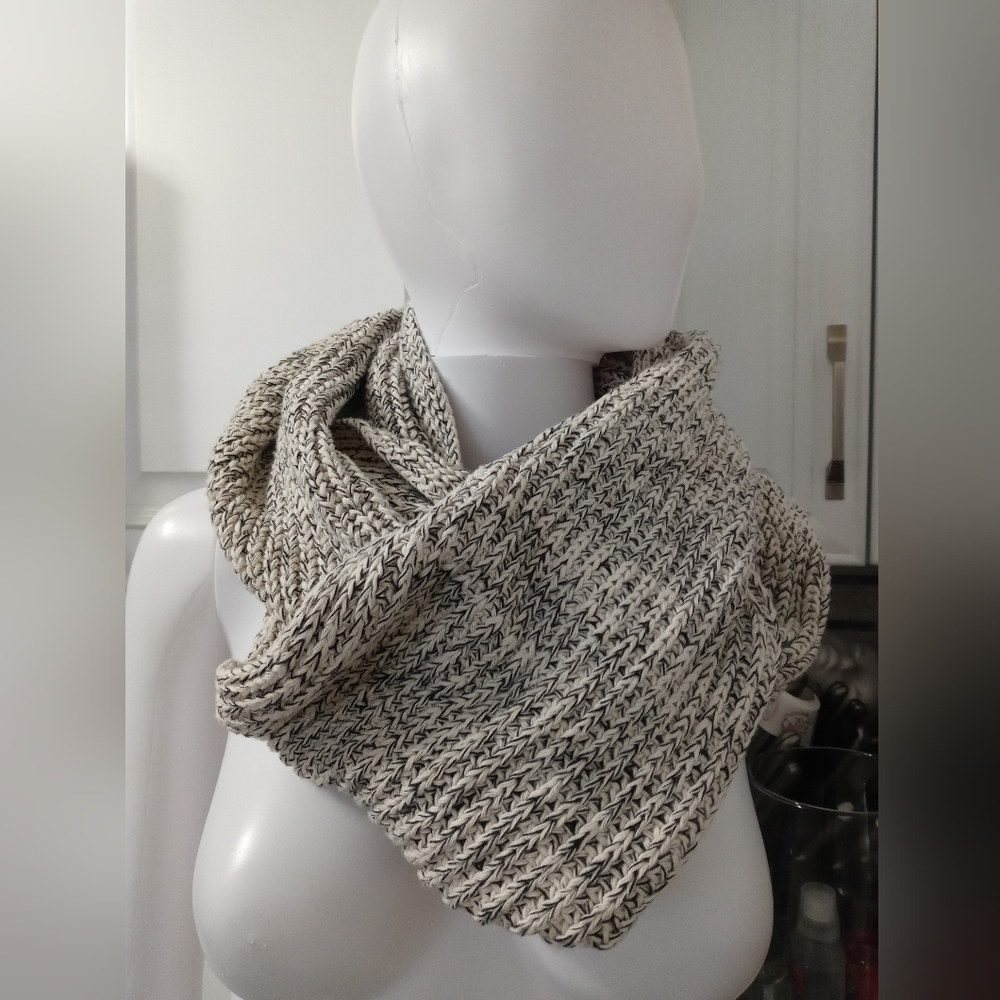 Love Your Melon White black speckled Knit infinity Scarf 100% Cotton. OS Unisex